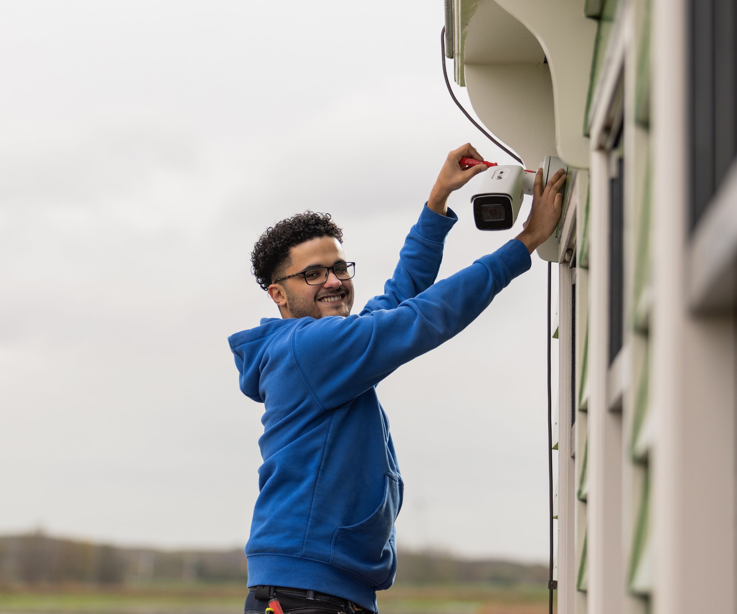Beveiligingscamera wordt geïnstalleerd