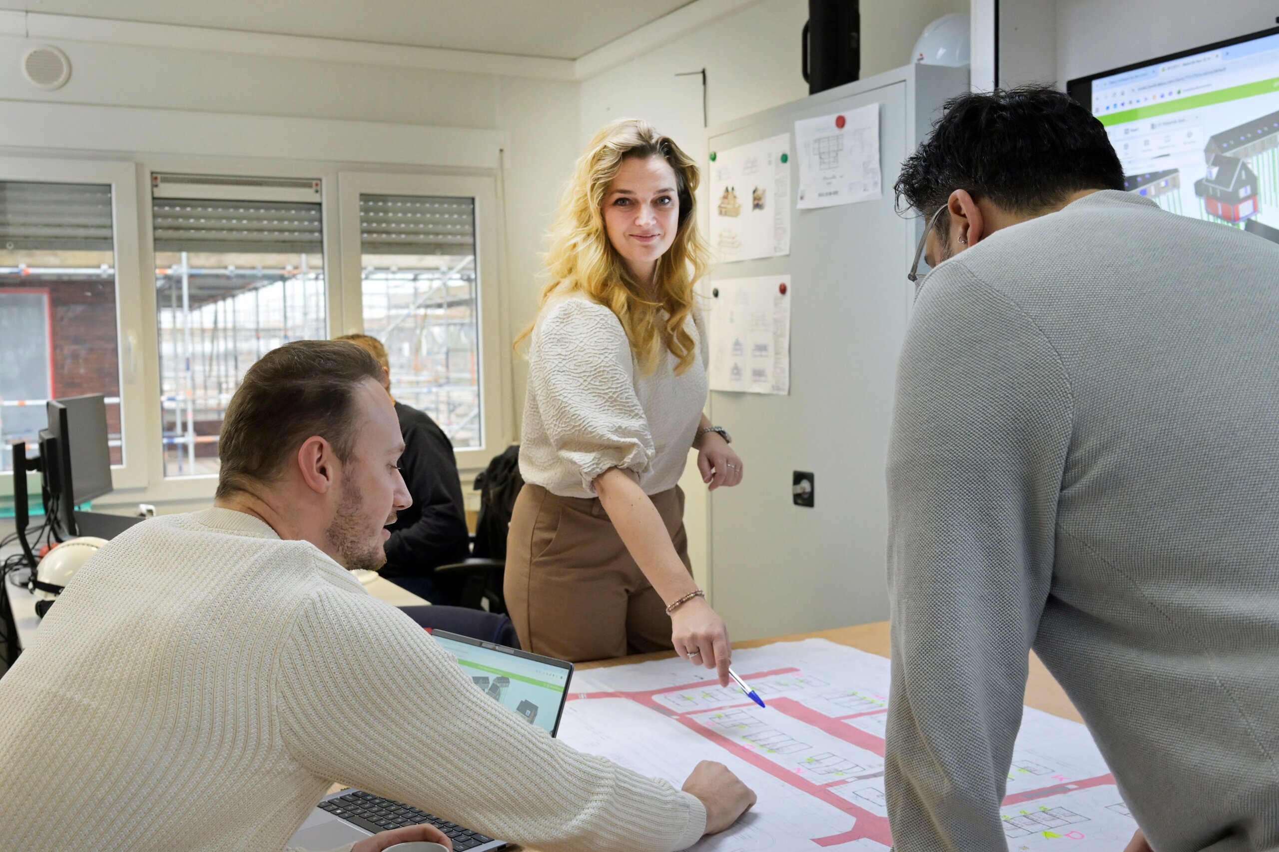 Bouwteamoverleg in de keet