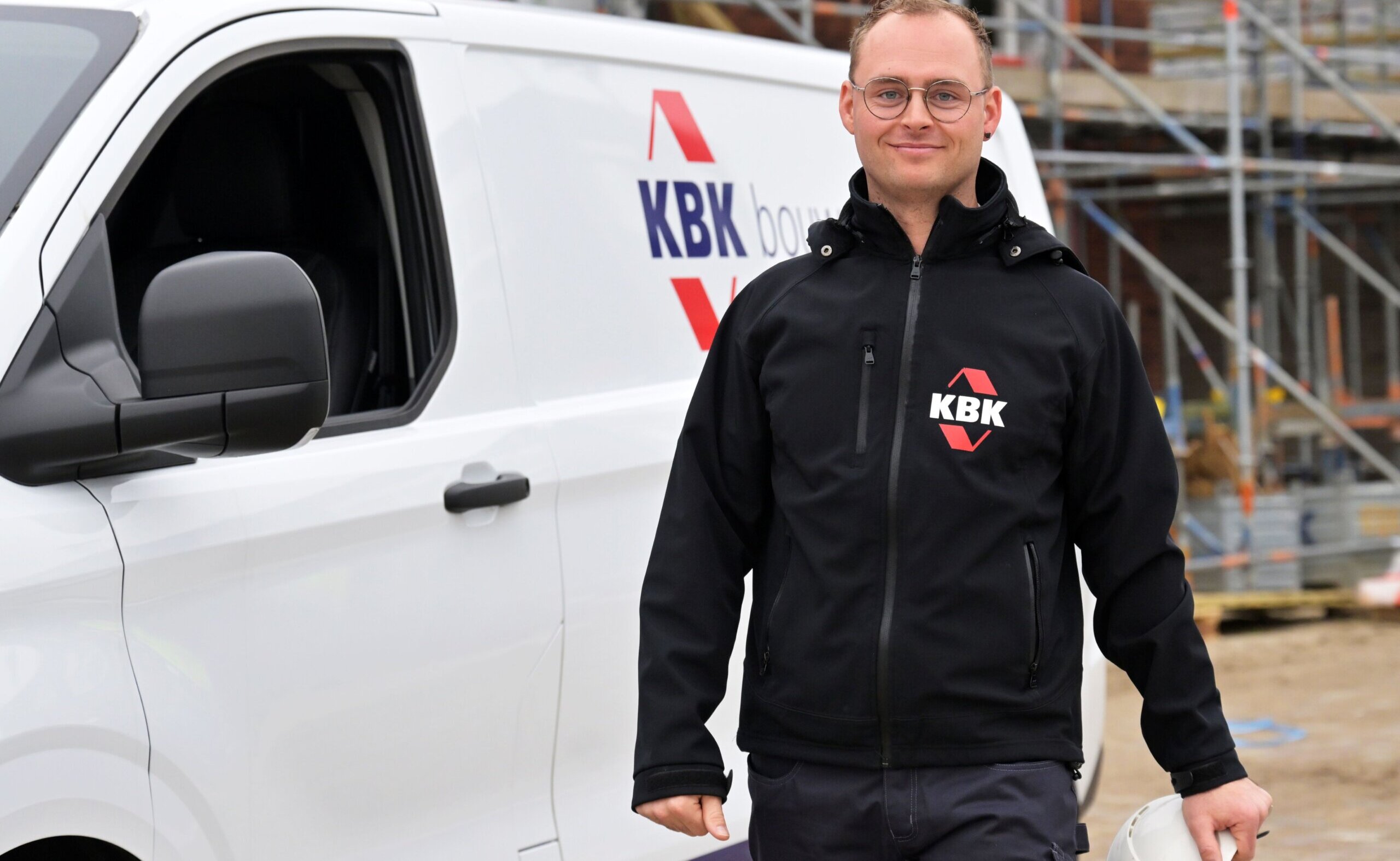 Collega bij bouwbusje