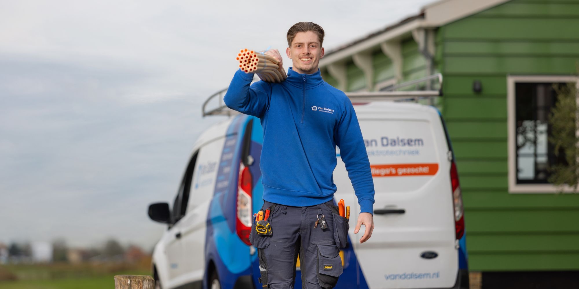 Collega elektrotechniek KBK draagt materialen