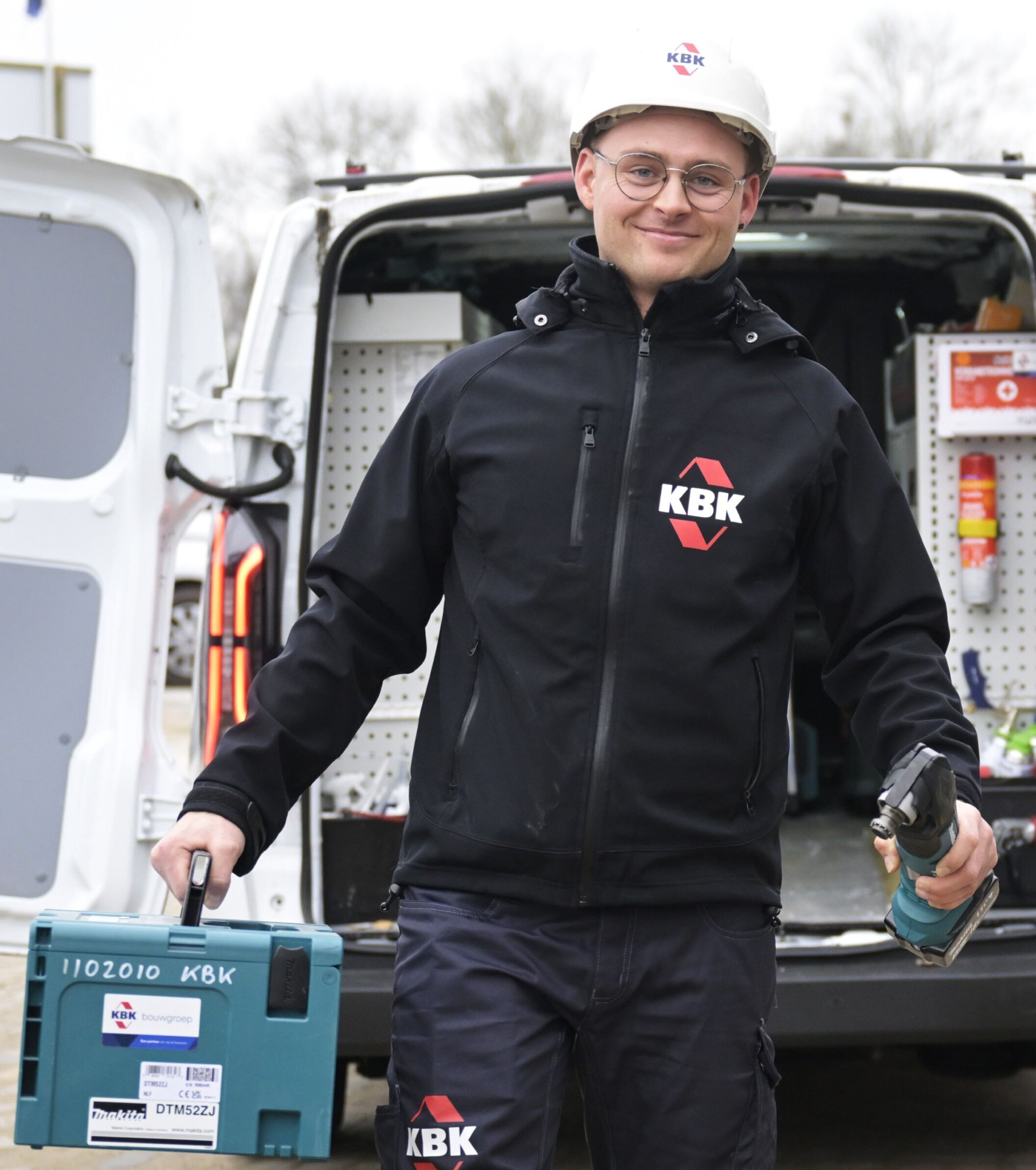 Collega pakt gereedschap uit bus