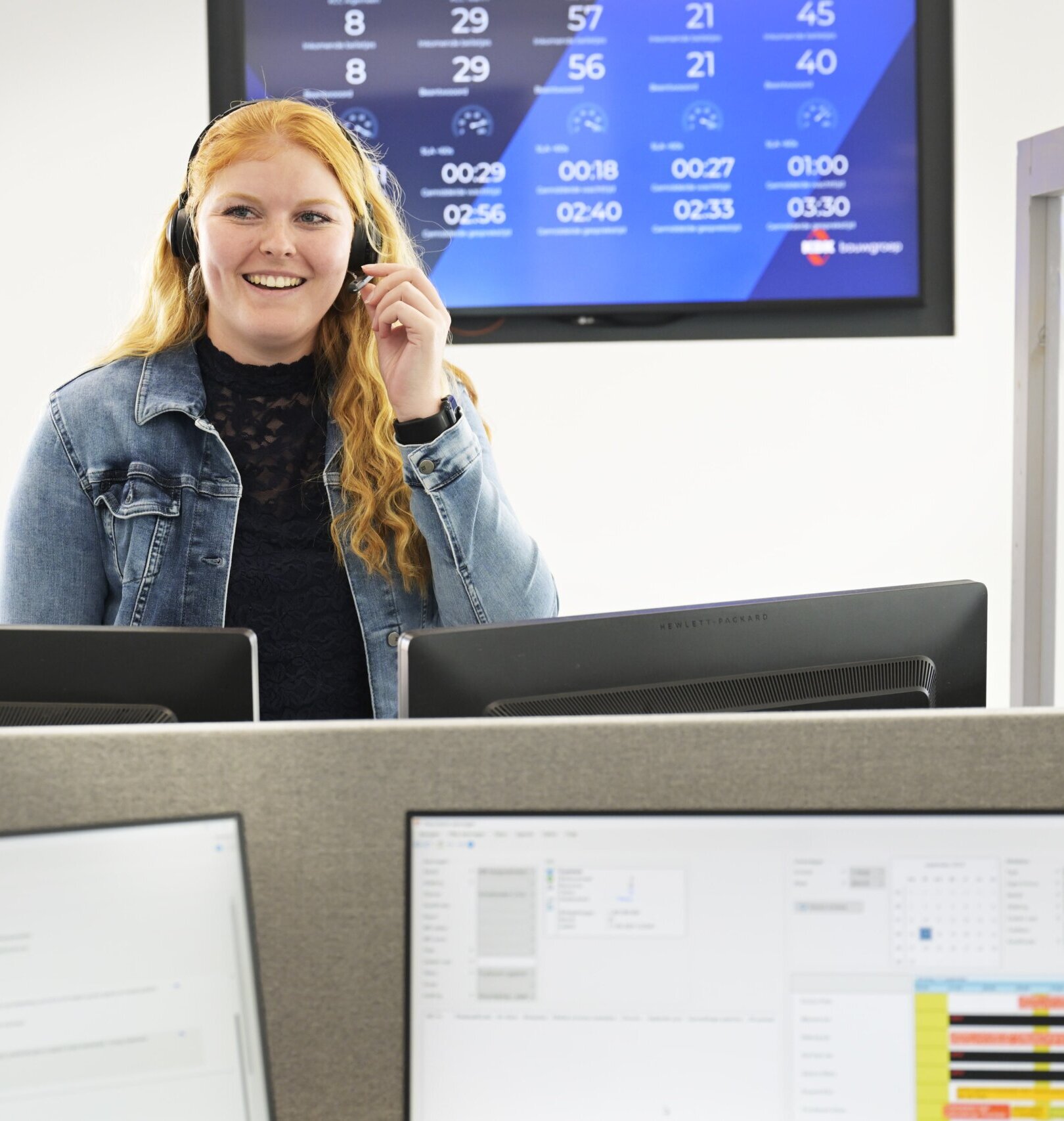 Collega van het Klant contact centrum aan het bellen