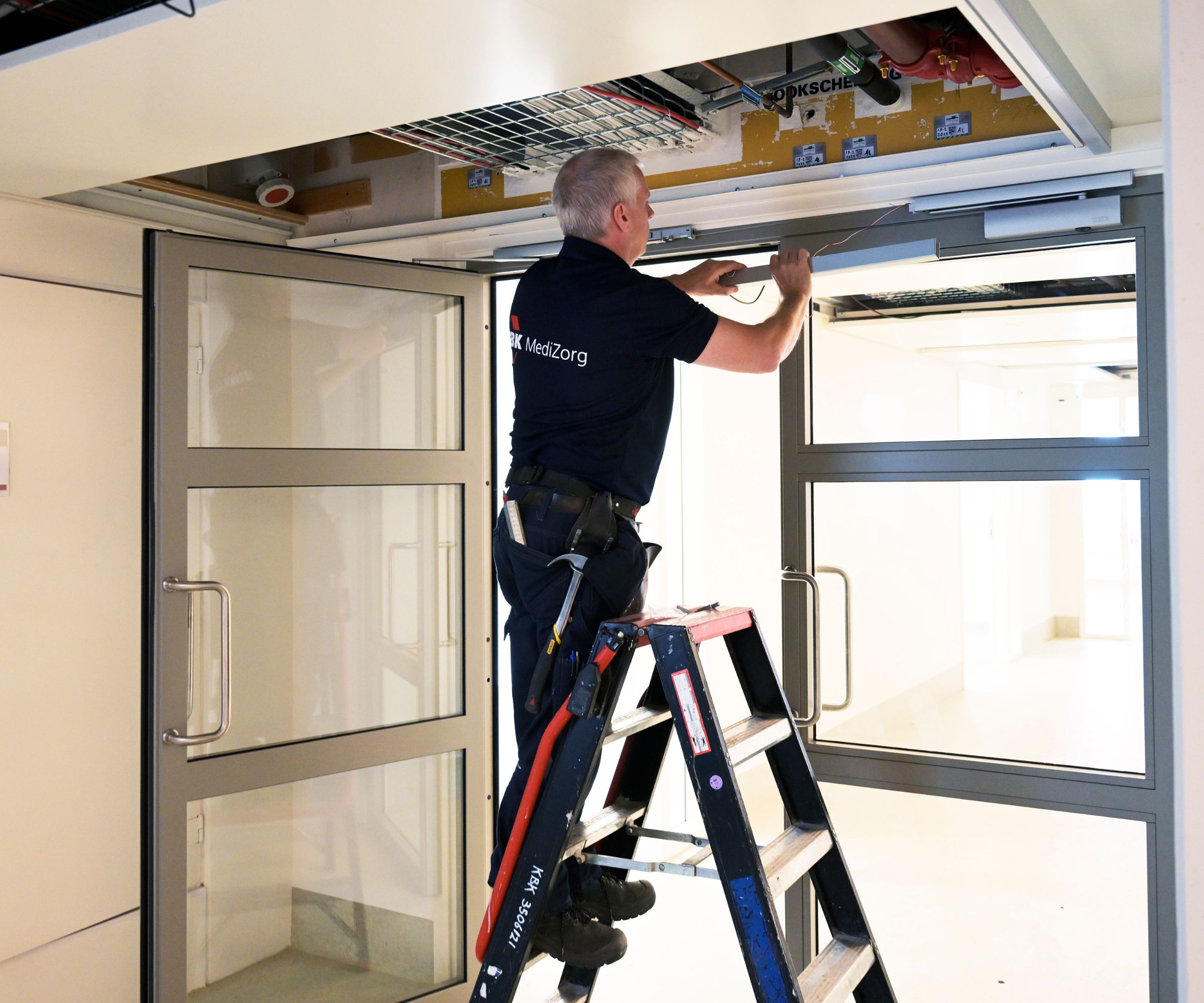 Elektrische deur ziekenhuis wordt gerepareerd