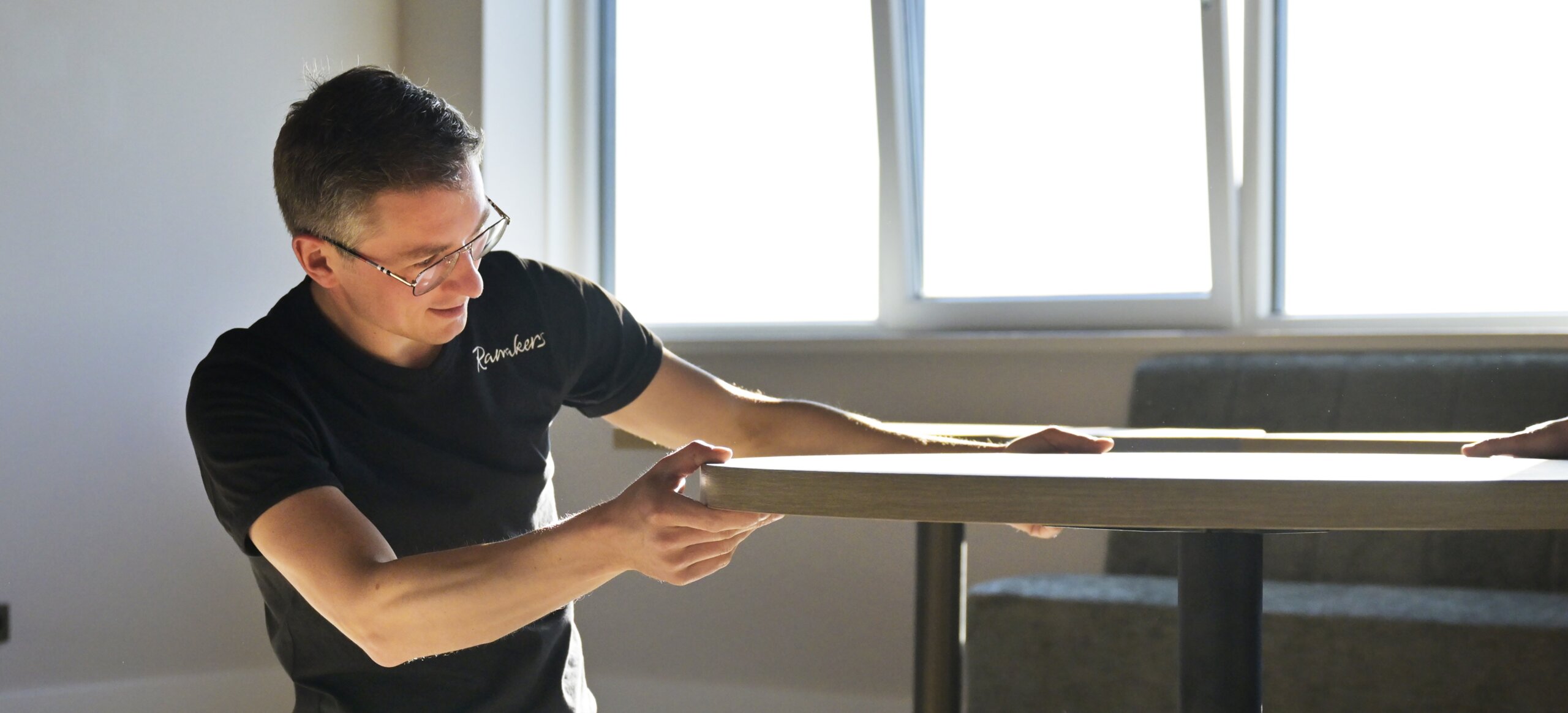 Interieurbouwer plaatst tafel