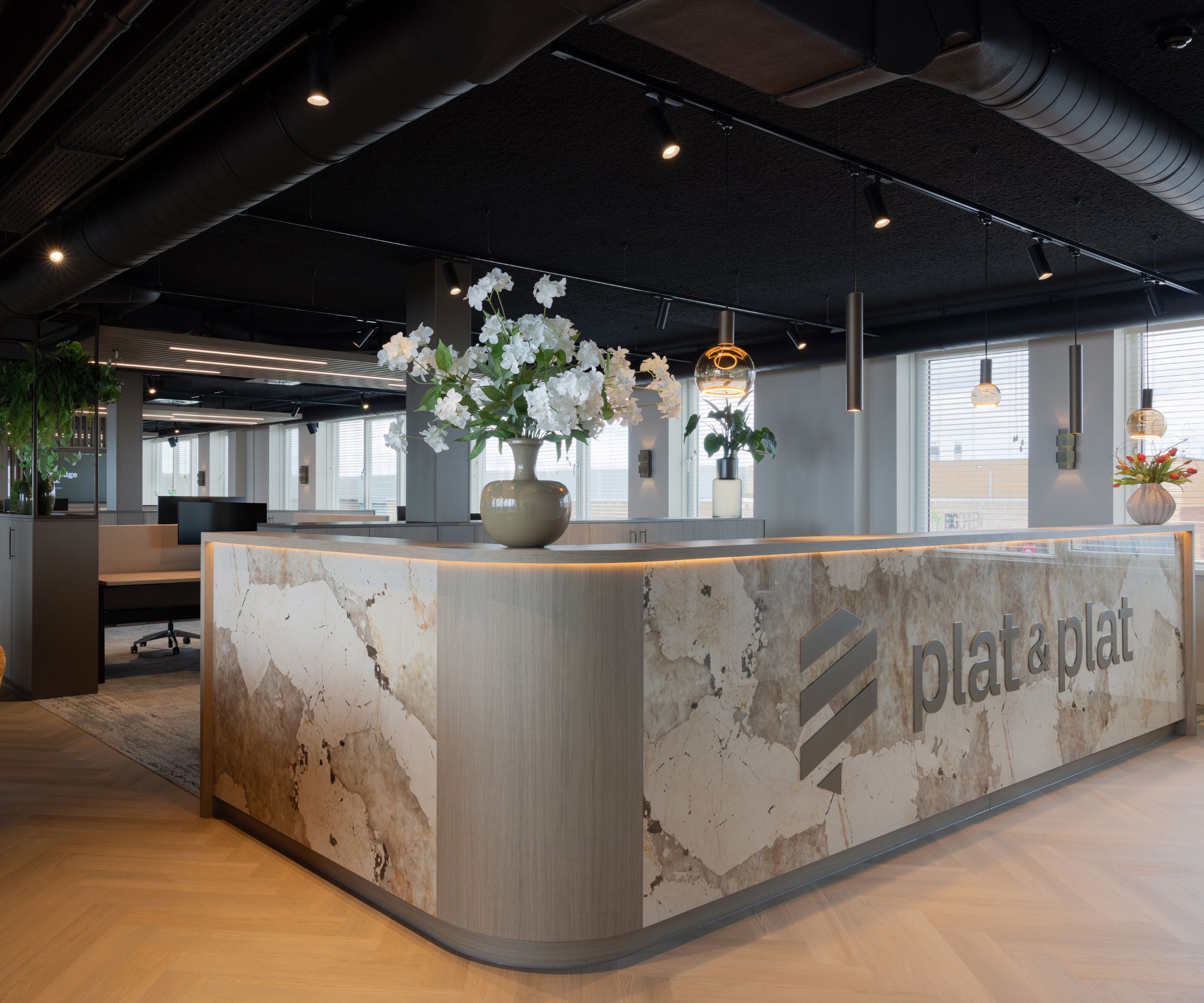 Kantoor maatwerk balie en bureaus Plat & Plat