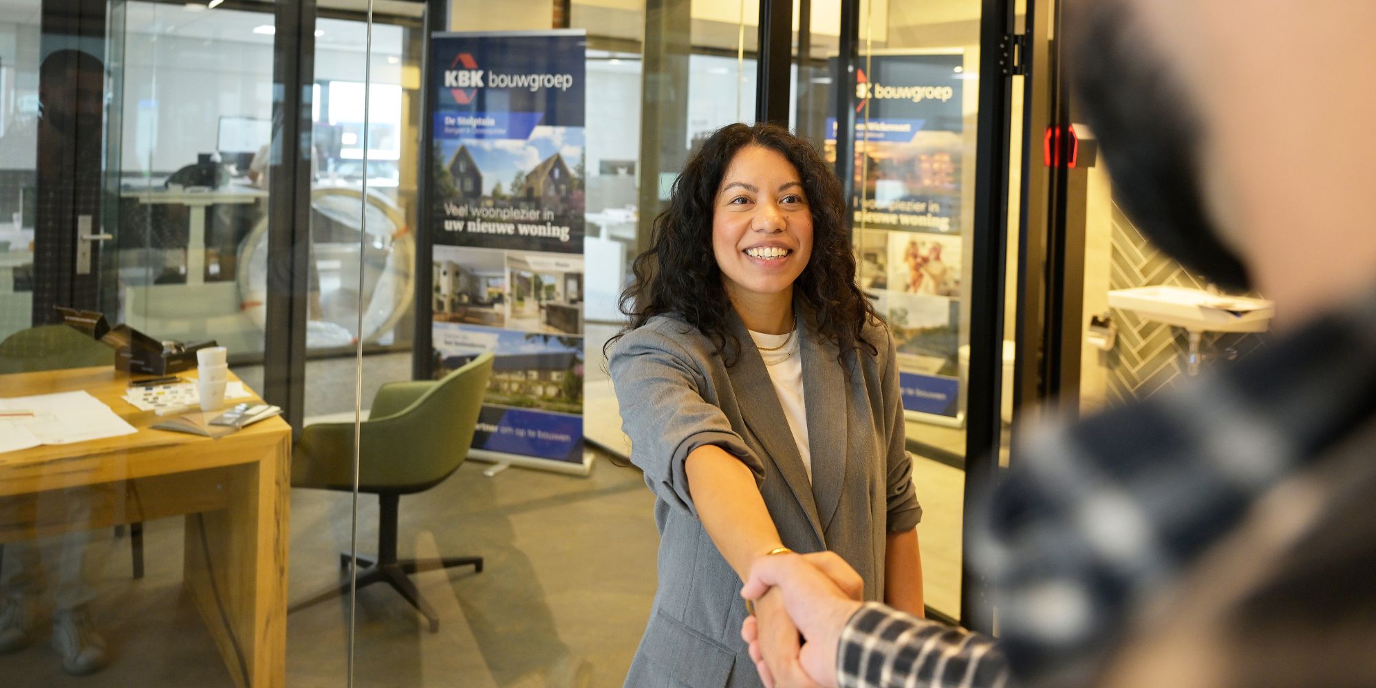 Kopersbegeleider geeft hand aan koper