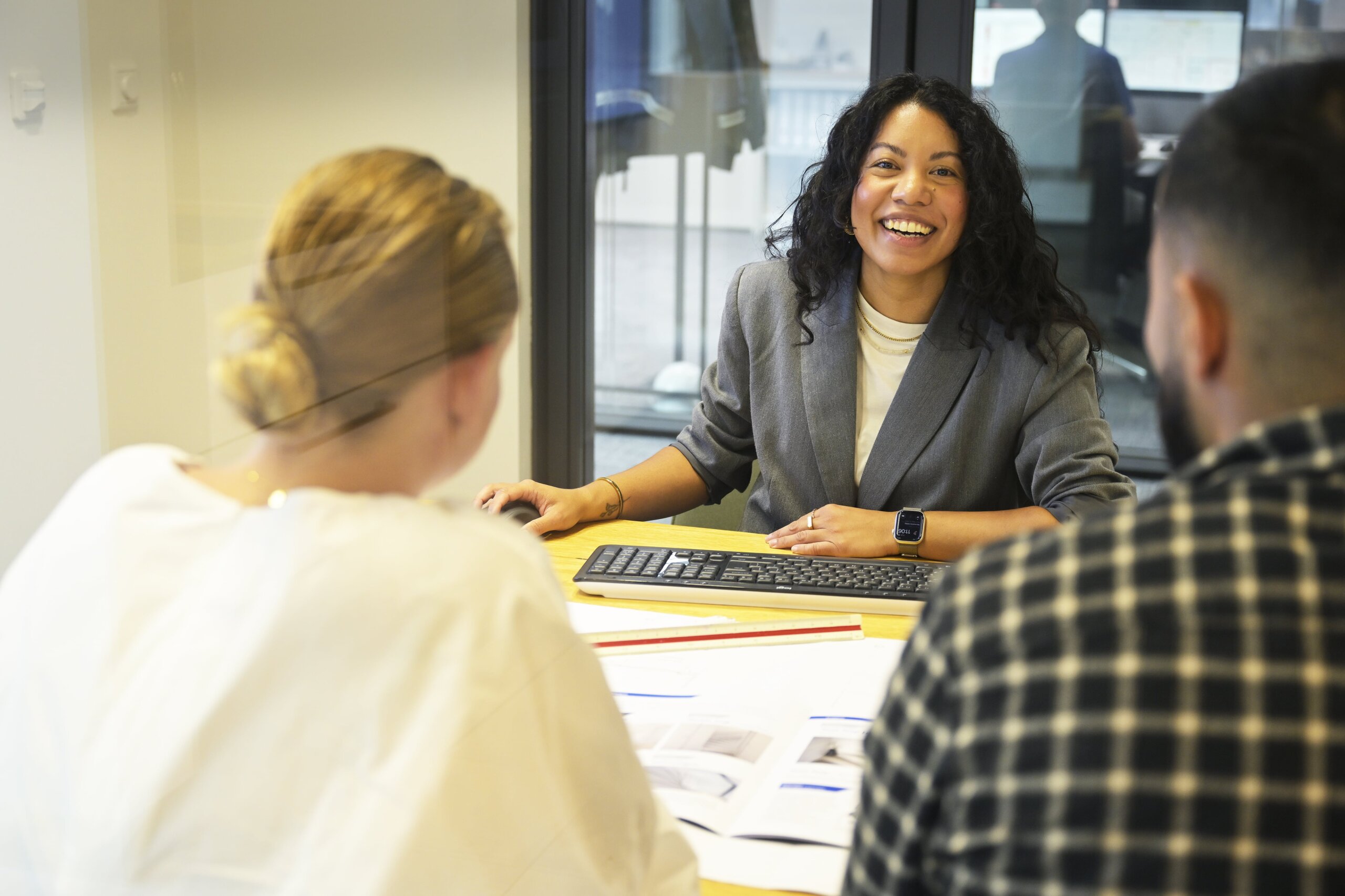 Kopersbegeleider neemt opties door met kopers