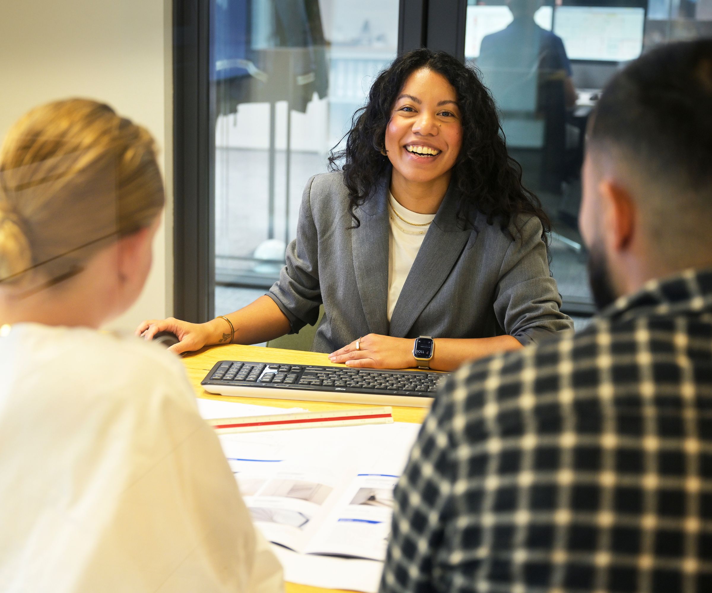 Kopersbegeleider overlegt met kopers