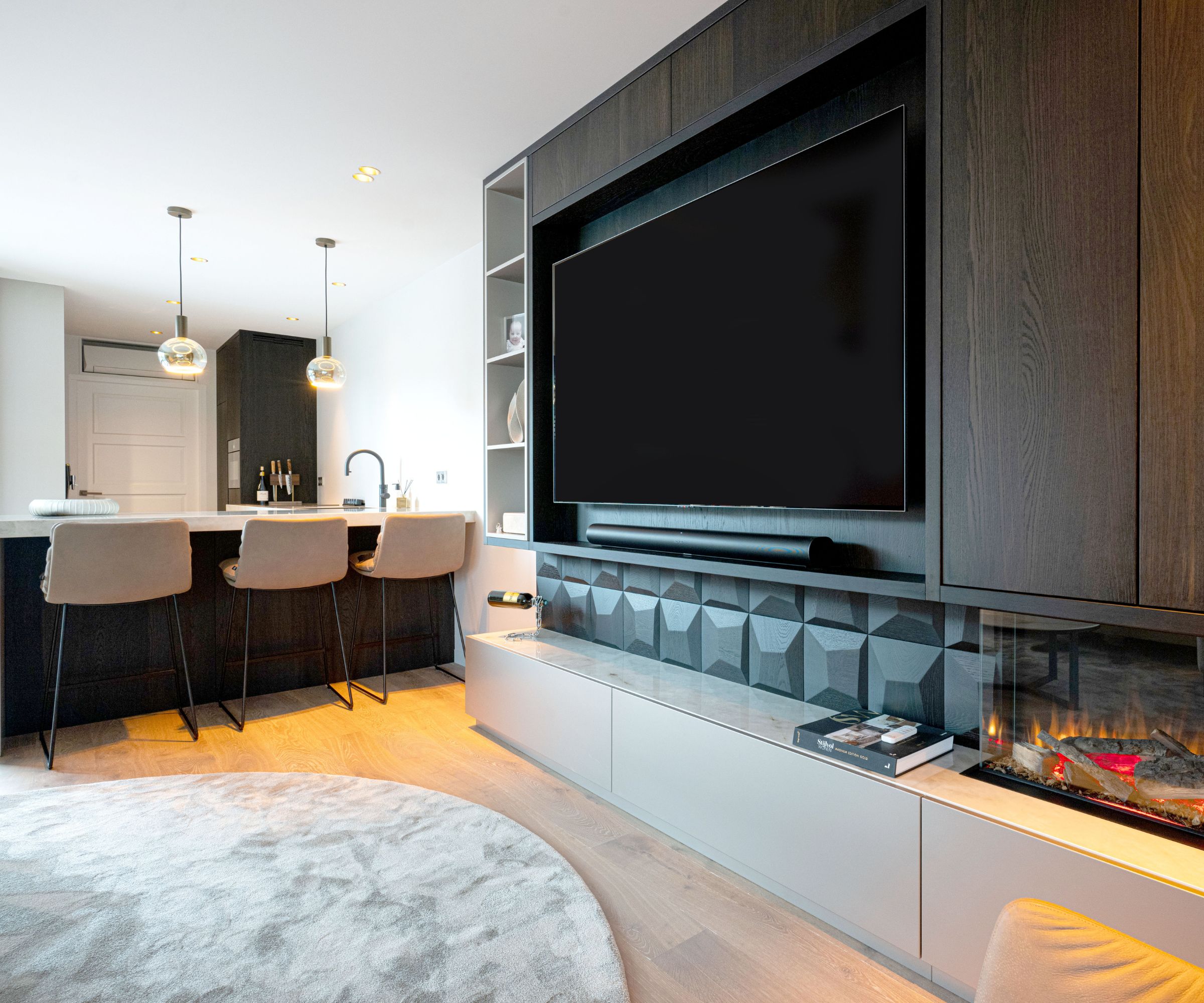 Maatwerk interieur tv-wand en keuken