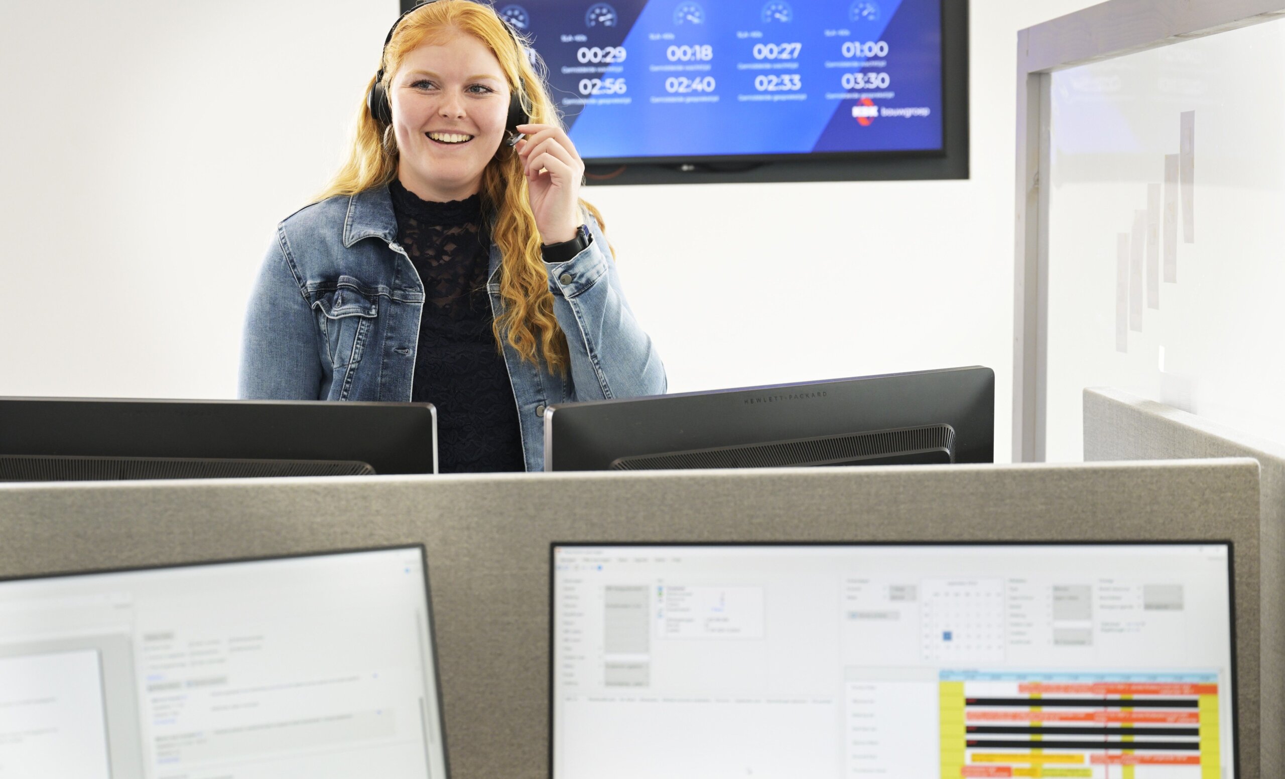 Onze klantcontact medewerkster die de telefoon op neemt