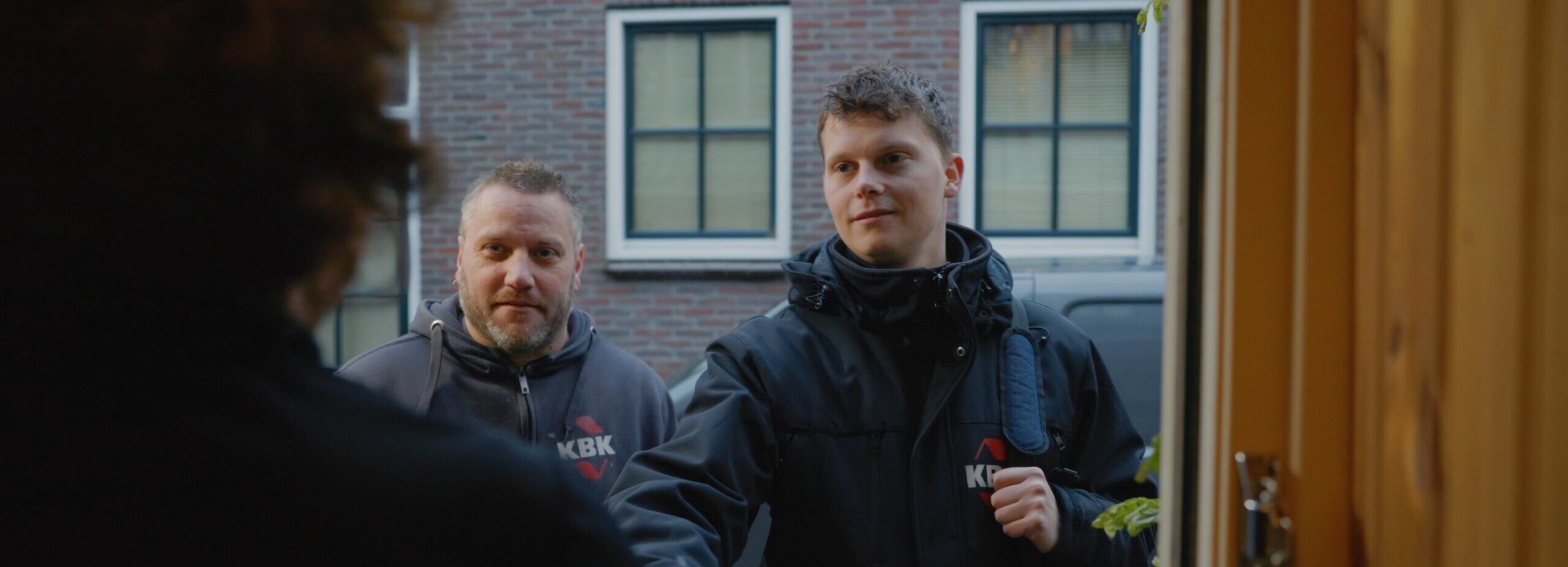Onze mannen van Reparatieonderhoud die binnennkomen bij een huurder