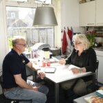 Overleg met bewoner waar de werkzaamheden worden besproken