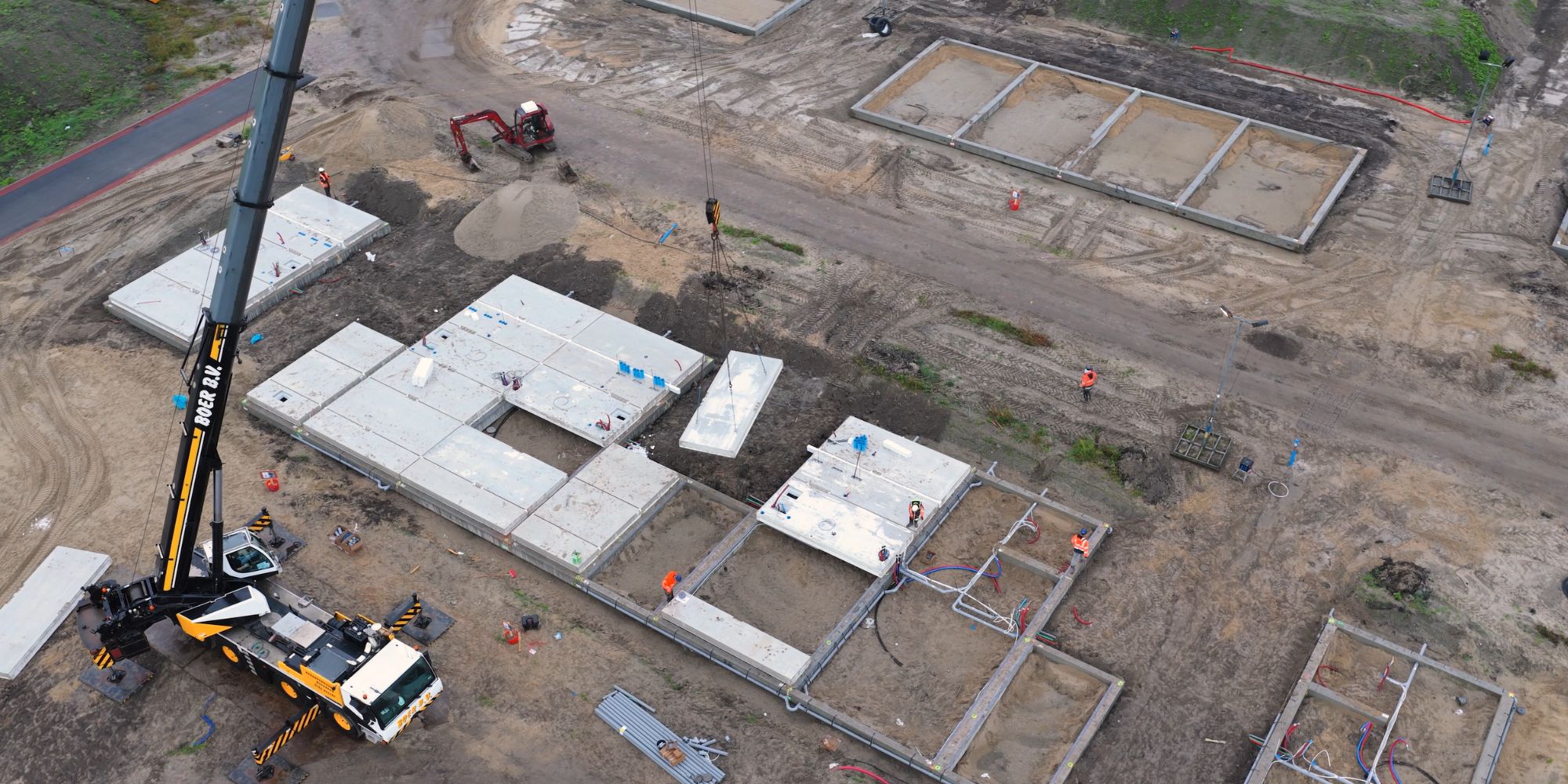 Prefab funderingen worden geplaatst