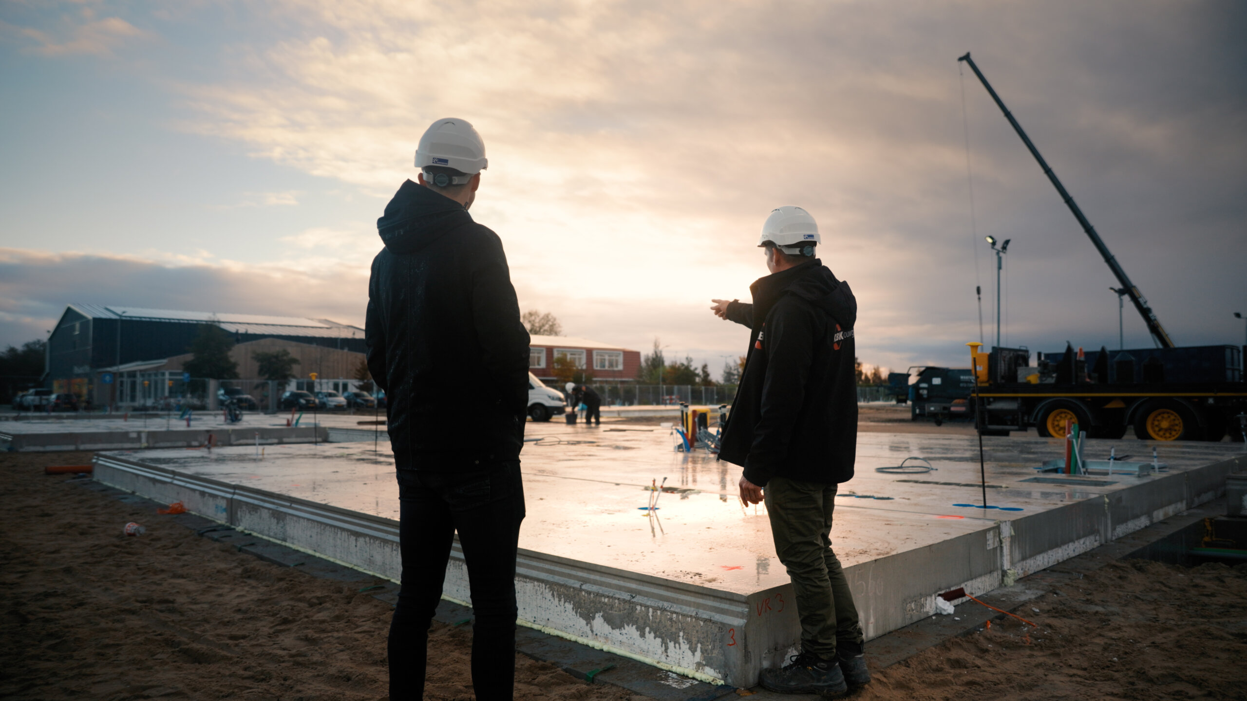 Bouwparnter van de randstad met opdrachtgever op het werk