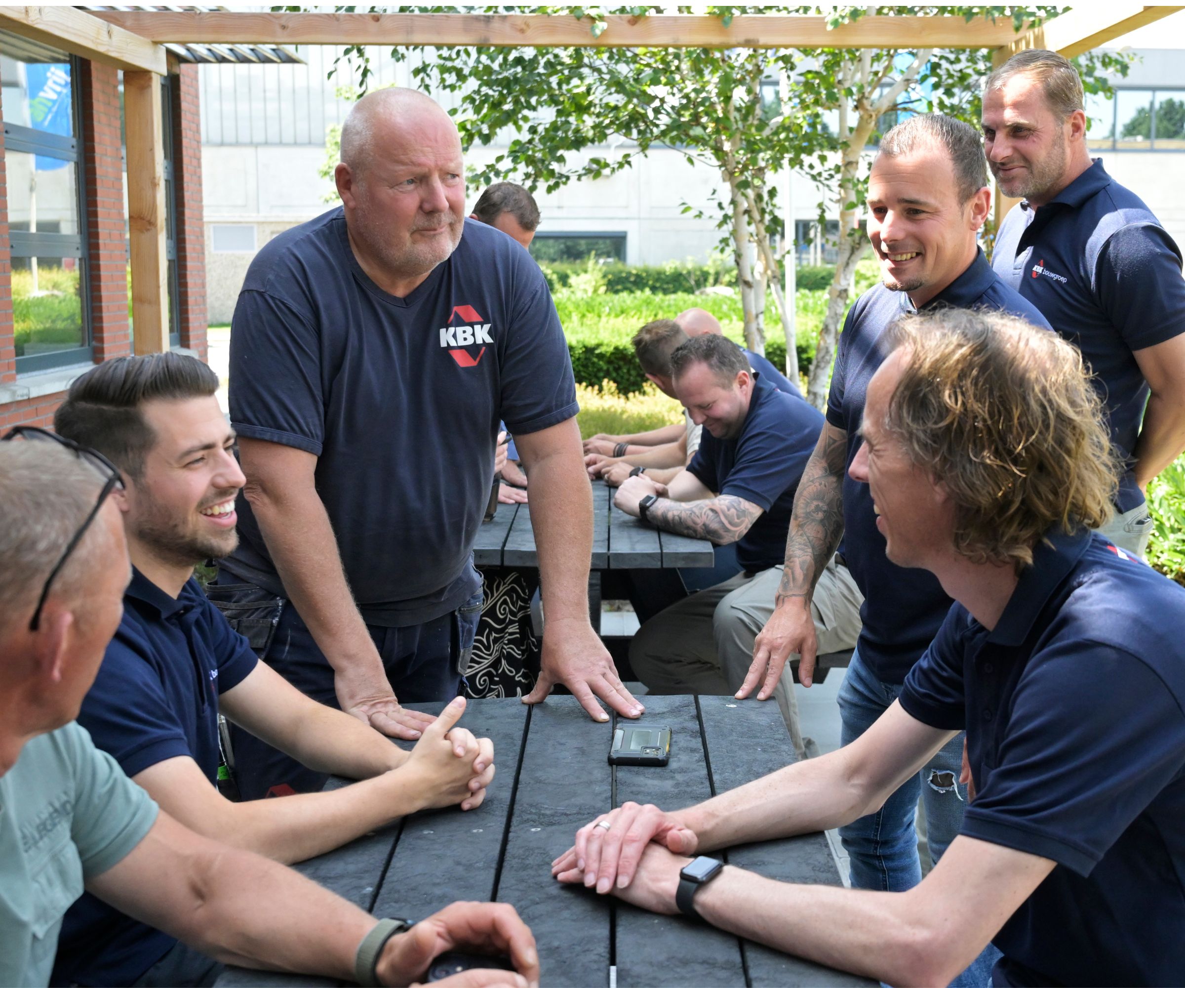 Team Wateringen zitten met z'n allen buiten