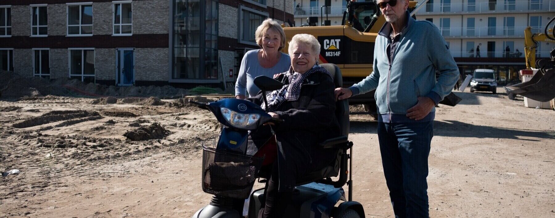 Bewoners Friese Vlaak bij kijkdag zorgcomplex bouw