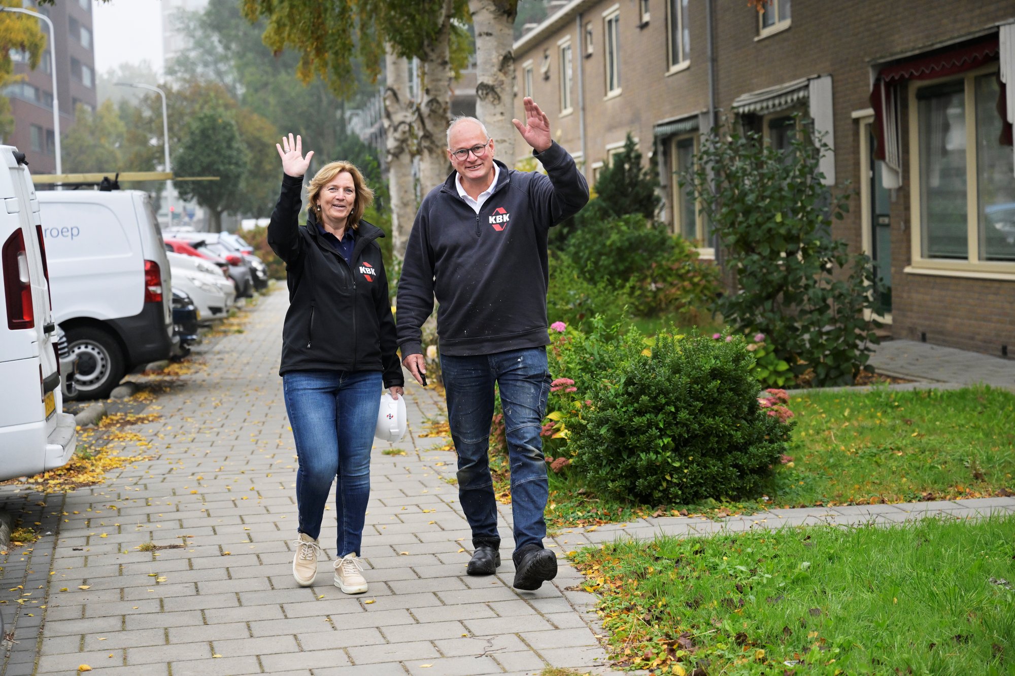 Bewonersconsulent en uitvoerder werken samen op het project.