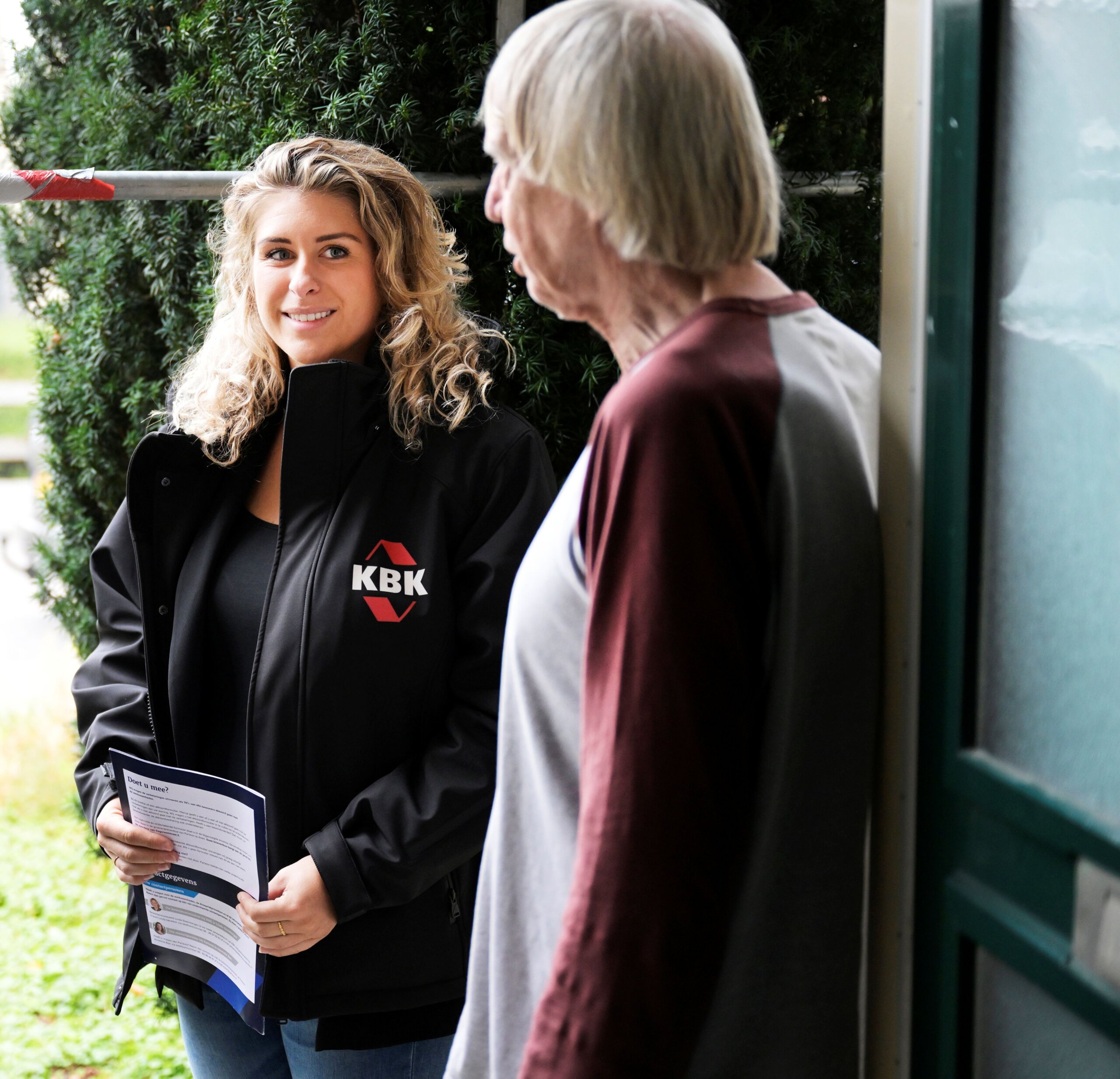 Bewonersconsulent in gesprek met huurder van corporatie