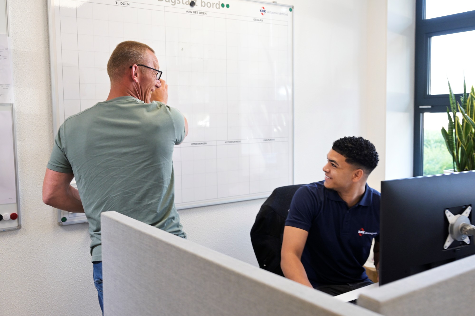 Marco en Jayden in overleg met elkaar