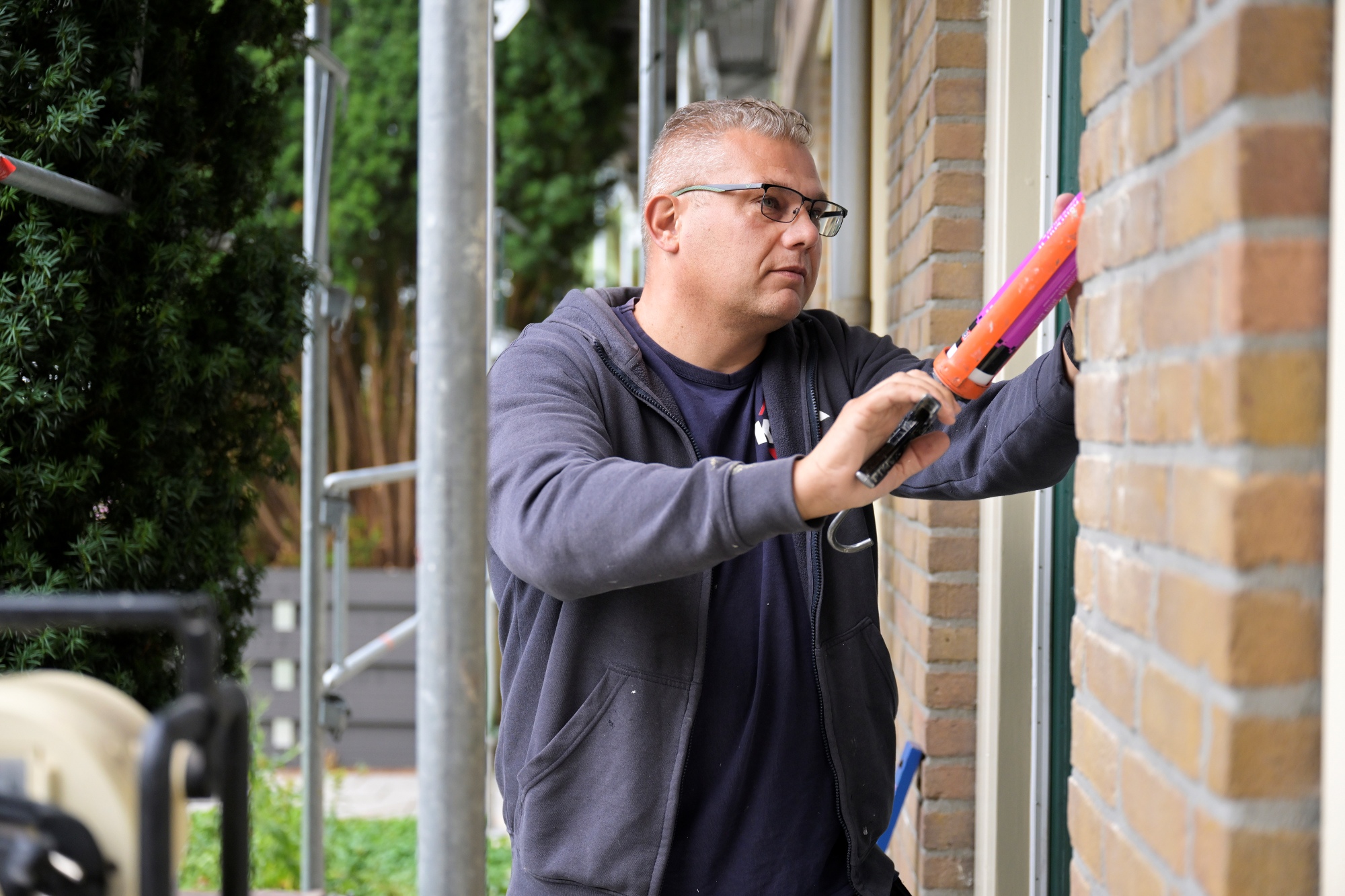 Medewerker KBK kit deuren randen