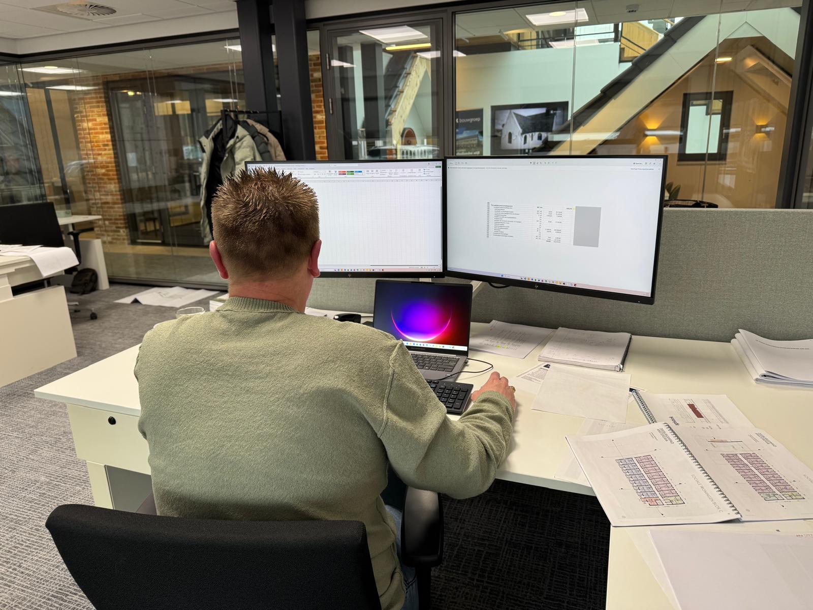 Calculator Marcel werkt aan zijn calculatie