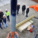 Leo in gesprek met collega's