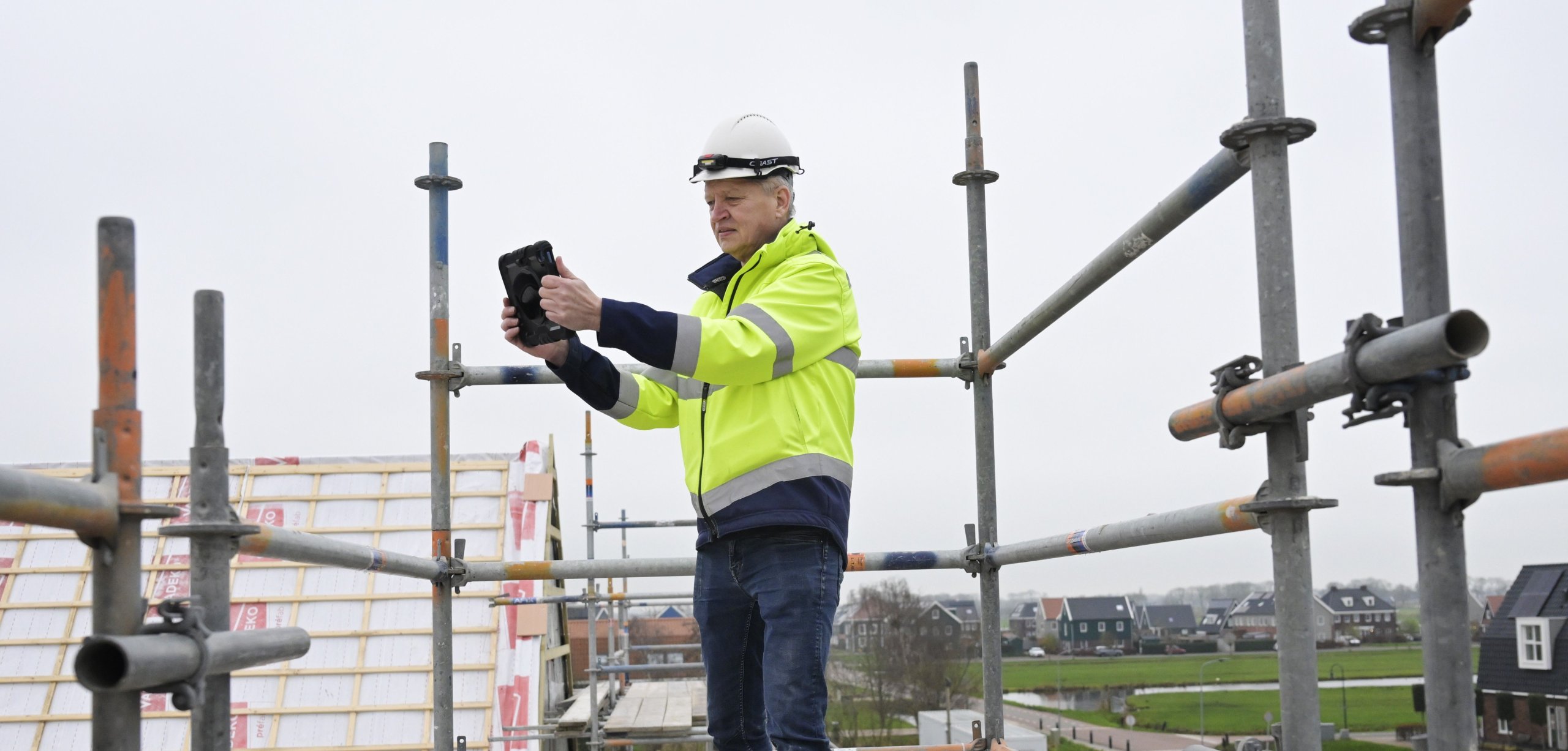 KAM collega checkt de steiger