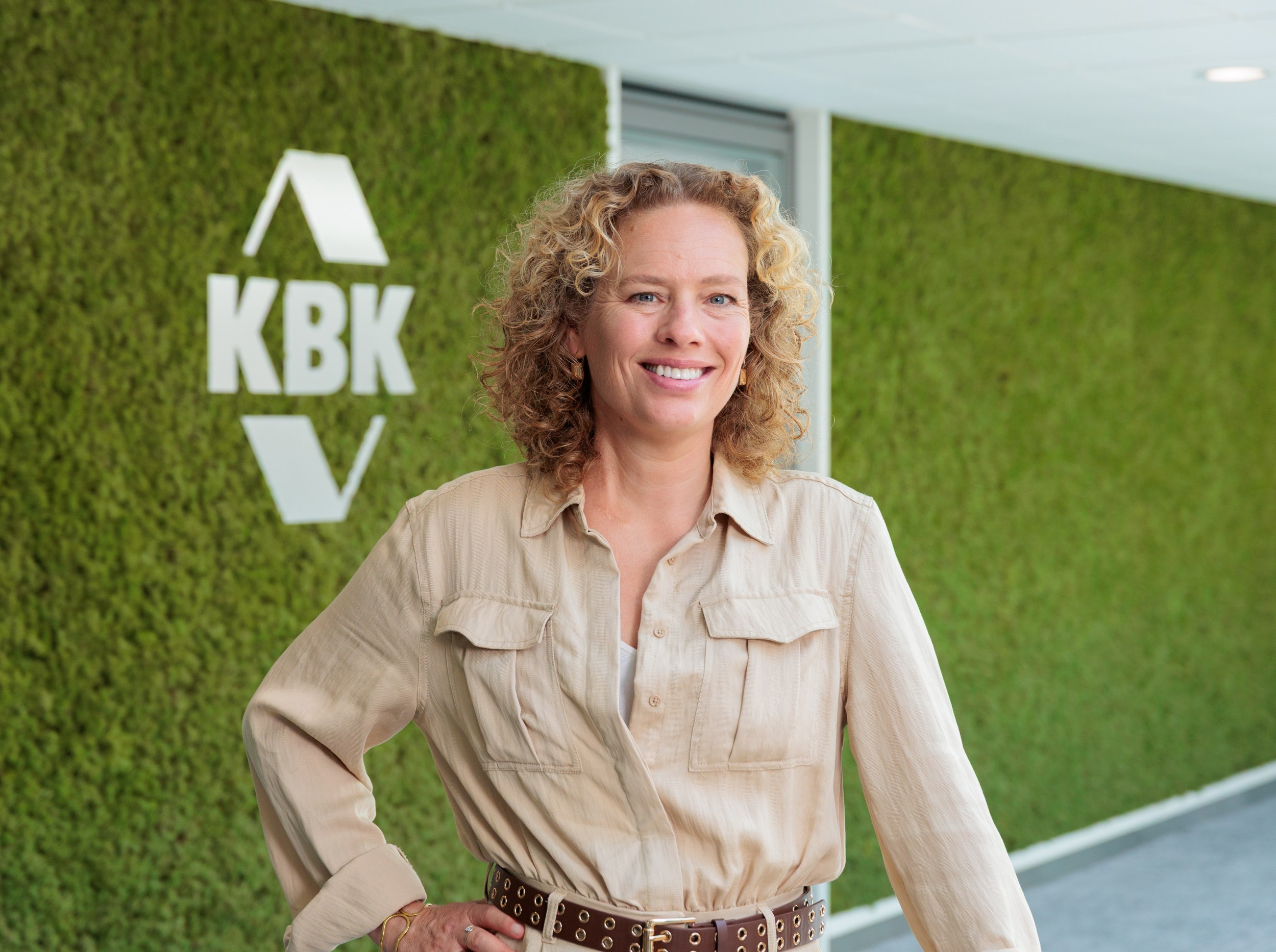 Simone voor het logo van KBK bouwgroep