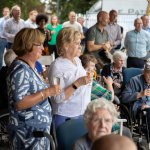 Bewoners genieten van een taartje bij het eerste paal moment van Holmkwartier