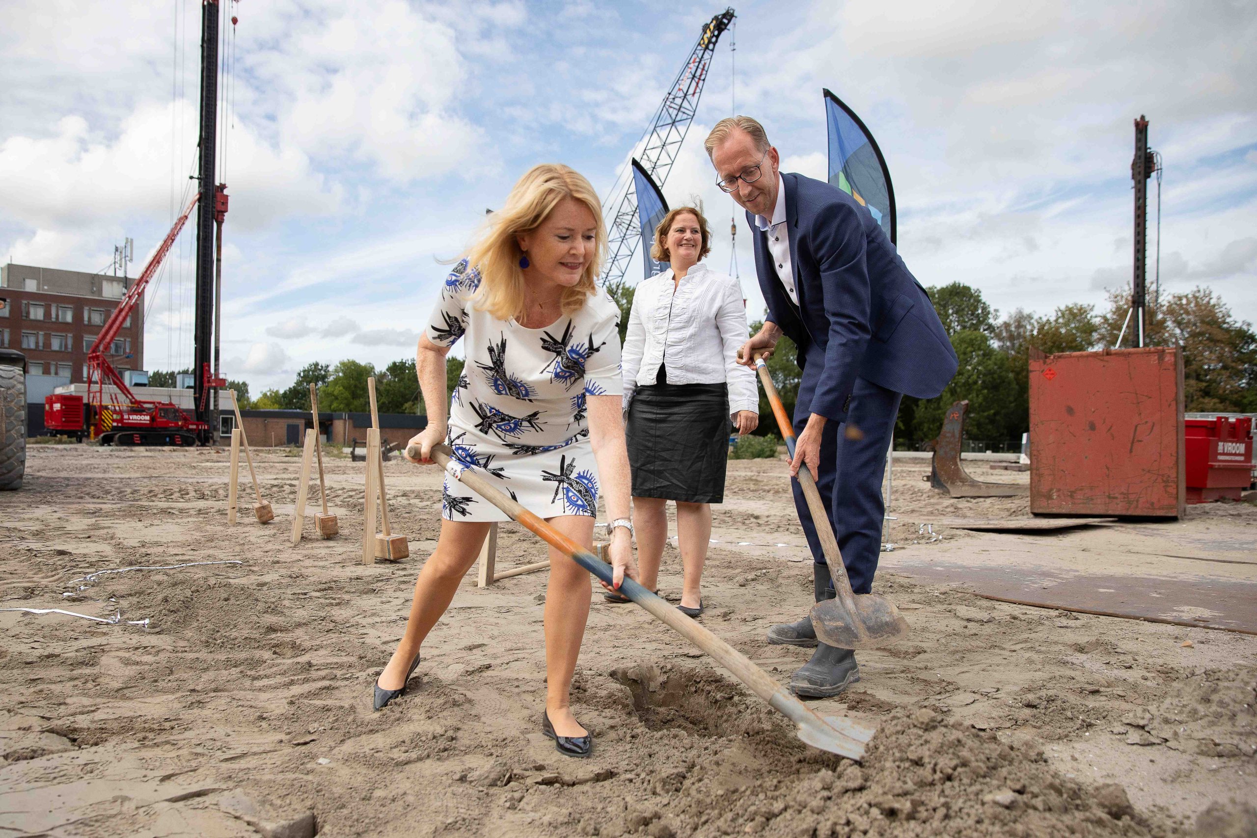 Ingraven van de tijdscapsule bij project Holmkwartier