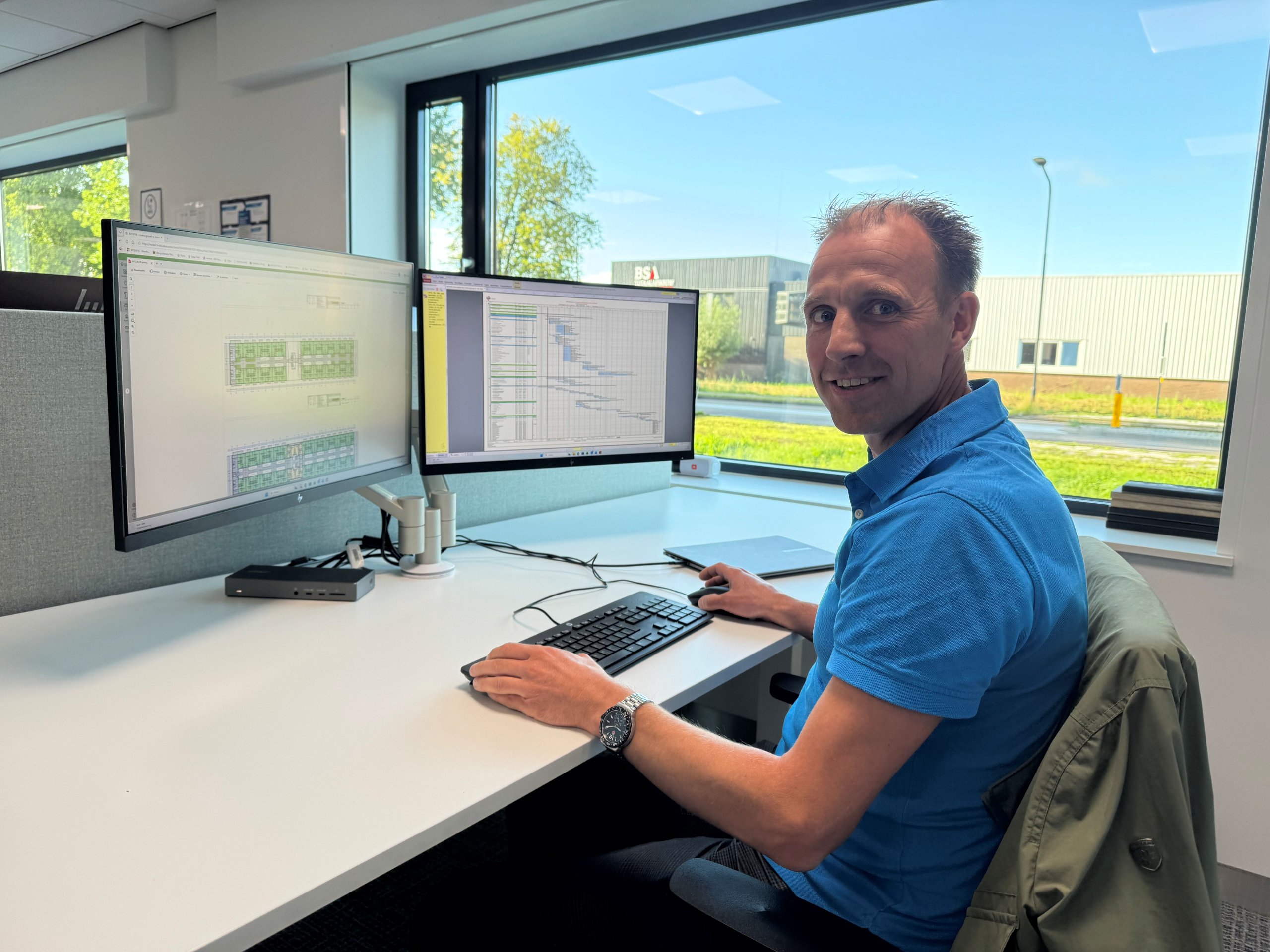 Projectmanager Peter achter zijn computer