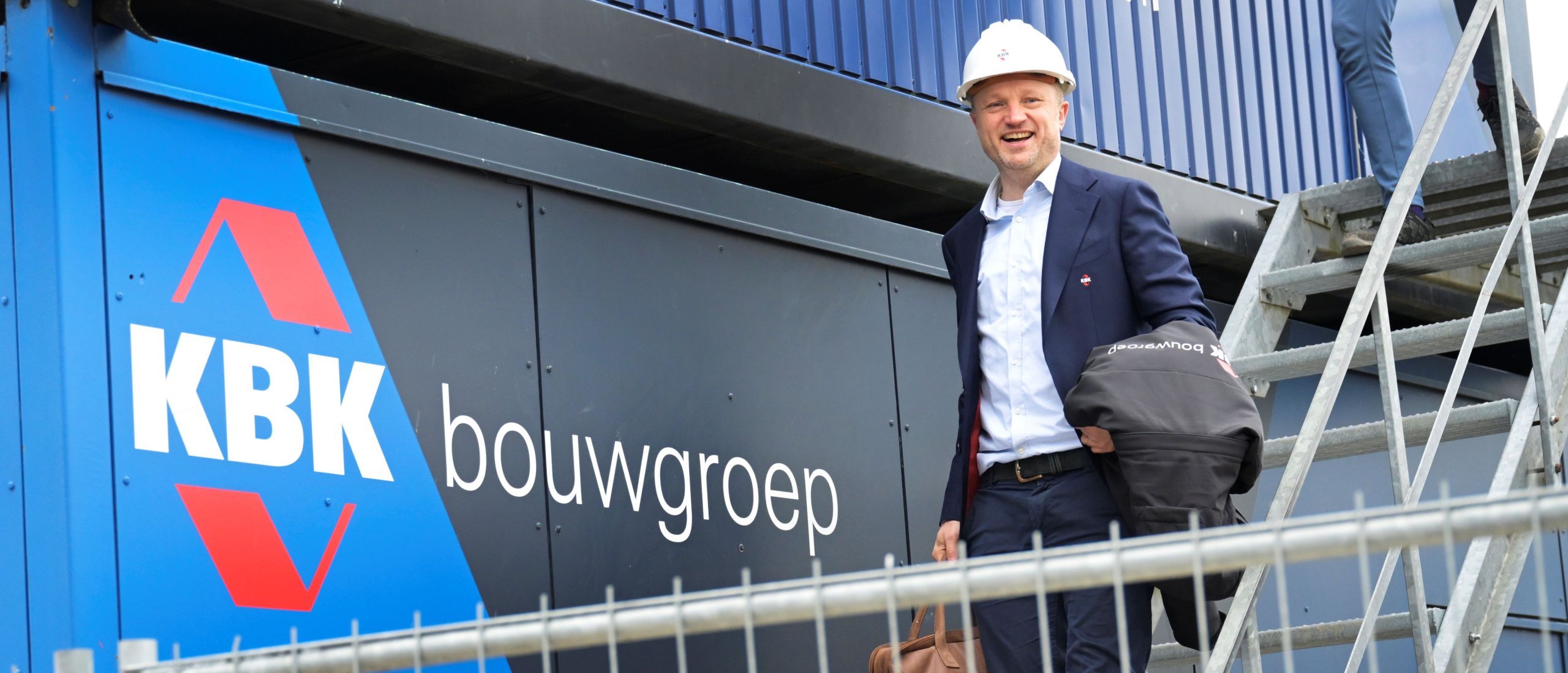 Hoofd Inkoop Wilbert komt lachend uit overleg met collegas KBK bouwgroep